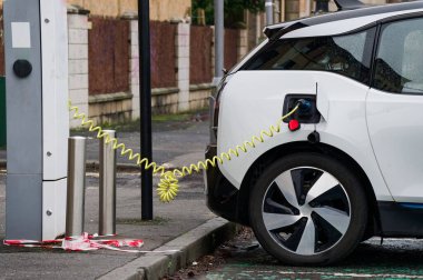 Araç veya bisiklet için elektrik şarj noktası İngiltere 'de araba park alanında ücretsiz.
