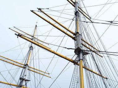 Büyük bir geminin katlanmış maskesini yakından görüntüle.