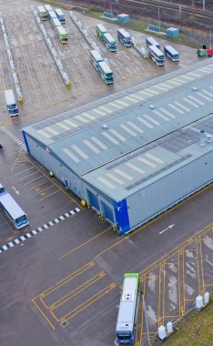 Otobüs ve koçun şarj olması için elektrik yükleme bileşimi