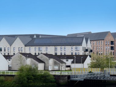 Clyde UK nehri kıyısında Govan 'daki eski belediye binalarının yanına modern daireler inşa edildi.