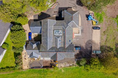 Büyük eski bina İngiltere 'nin kırsal kesiminde apartmanlara dönüştürülüyor.