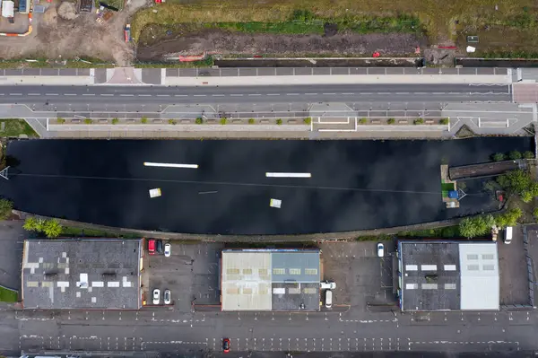 Glasgow İngiltere 'deki Port Dundas su sporları gölü hava manzaralı.