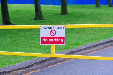 Özel arazi tabelası, Birleşik Krallık vatandaşları giremez.