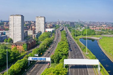 Glasgow şehri havadan görüntüsü İngiltere 'nin M8 otoyolunun batısına bakıyor.