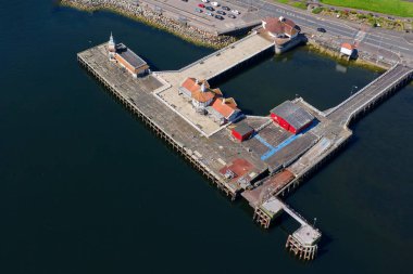 Dunoon Viktorya Rıhtımı, terk edilmiş ahşap yapı ve Birleşik Krallık binaları.