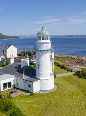 Argyll ve Bute UK 'deki Dunoon yakınlarındaki Deniz fenerine doğru hava görüntüsü.