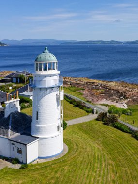 Argyll ve Bute UK 'deki Dunoon yakınlarındaki Deniz fenerine doğru hava görüntüsü.