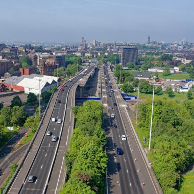 Glasgow şehri havadan görüntüsü İngiltere 'nin M8 otoyolunun batısına bakıyor.