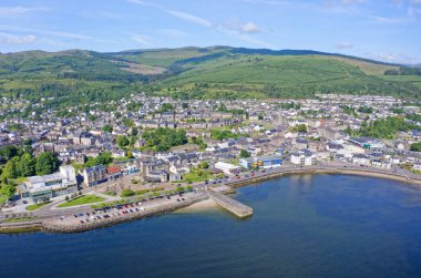 İskoçya 'daki Dunoon şehir merkezi İngiltere' nin yukarısından hava görüntüsü