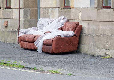 İngiltere 'nin yerleşim sokağına bırakılmış eski kanepenin uçuşu.