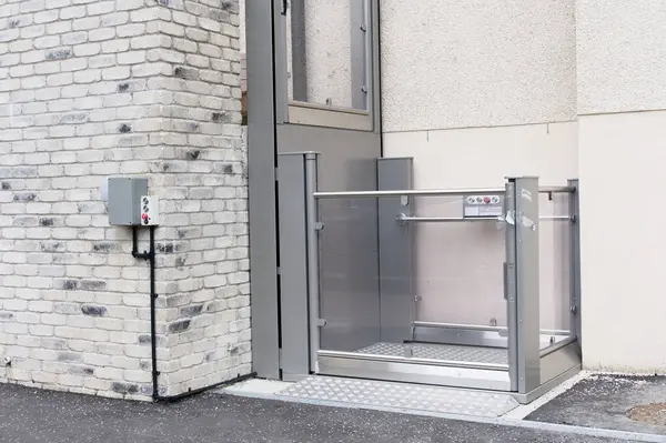 İngiltere 'de engelli ve yaşlılar için kaldırma erişimi