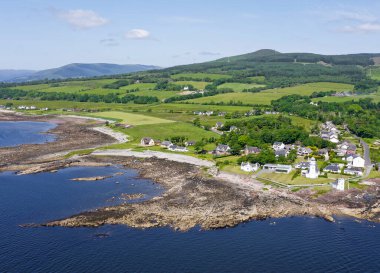 Argyll ve Bute UK 'deki Dunoon yakınlarındaki Deniz fenerine doğru hava görüntüsü.