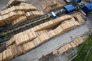 Doğranmış odun yığınları ve İngiltere 'deki makinelerle kereste fabrikası.