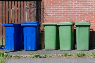 Wheelie, İngiltere açıklarında sığınma tahsilatı için sırada bekliyor.