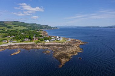 Argyll ve Bute UK 'deki Dunoon yakınlarındaki Deniz fenerine doğru hava görüntüsü.