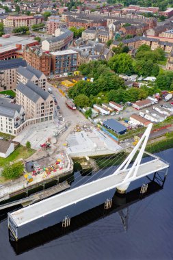 Govan 'dan Partick Foot ve Bisiklet Köprüsü' ne Glasgow İngiltere 'deki Clyde Nehri üzerinde inşa ediliyor.