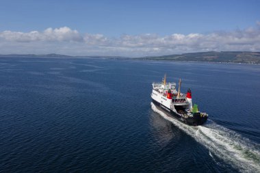 Feribot gemisi Wemyss Körfezi 'nden ayrılıp Rothesay' a gidiyor.