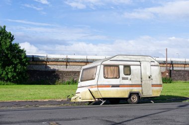 Karavan terk edildi ve İngiltere 'ye götürülmeyi bekliyor.
