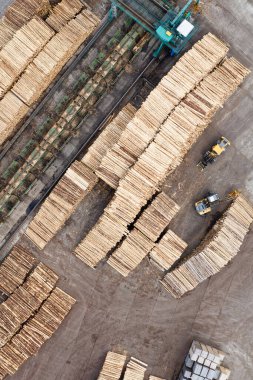 Doğranmış odun yığınları ve İngiltere 'deki makinelerle kereste fabrikası.