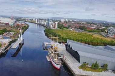 Govan 'dan Partick yaya ve bisiklet köprüsünün Glasgow İngiltere' deki Clyde Nehri üzerinde tamamlandığı gün.