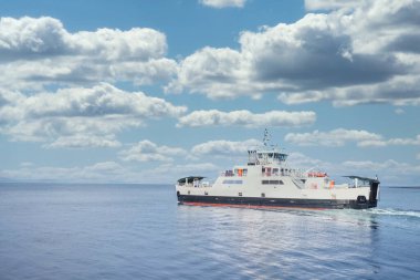Feribot gemisi İngiltere 'nin Wemyss Körfezi İskoç kasabasına varıyor.