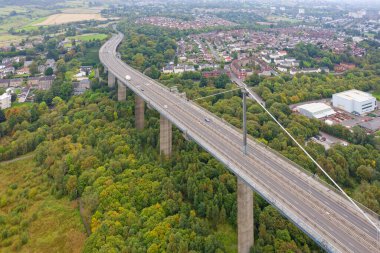 Erskine Köprüsü, Clyde Nehri üzerinde Renfrewshire 'ı Batı Dunbartonshire İngiltere' ye bağlıyor.