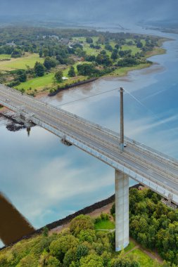 Erskine Köprüsü, Clyde Nehri üzerinde Renfrewshire 'ı Batı Dunbartonshire İngiltere' ye bağlıyor.