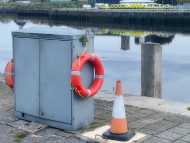 Glasgow İngiltere 'deki Clyde Nehri' nde kırmızı şamandıra can güvenliği halkası.