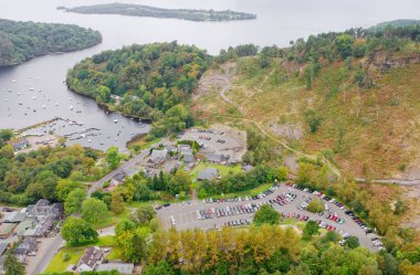 Lomond Gölü 'ndeki Balmaha İskoç köyünün hava manzarası.
