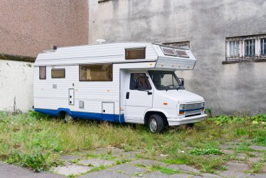 Karavan terk edildi ve halka açık caddenin yakınına bırakıldı. İngiltere 'ye taşınmayı bekliyor.