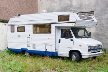 Karavan terk edildi ve halka açık caddenin yakınına bırakıldı. İngiltere 'ye taşınmayı bekliyor.