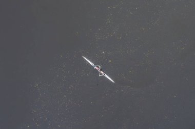 Clyde UK nehrinde yalıtılmış bir kanoda eğitim gören bir adam.