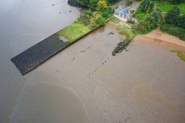 Clyde UK nehri üzerindeki Erskine köprüsünün altındaki ev.