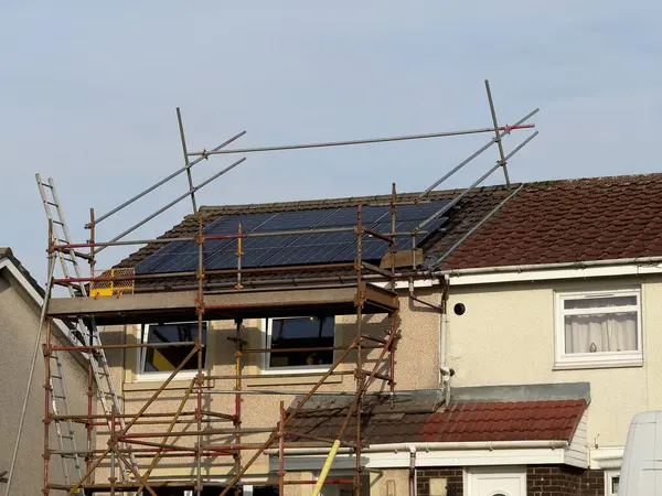 İngiltere 'de güneş panelleri kurulum süreci