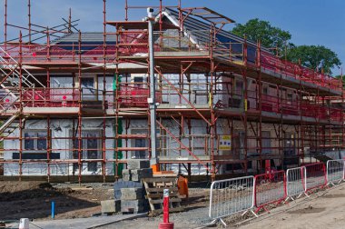 İnşaat çalışmalarına güvenli erişim için çevredeki yerleşim alanlarının iskelesi.