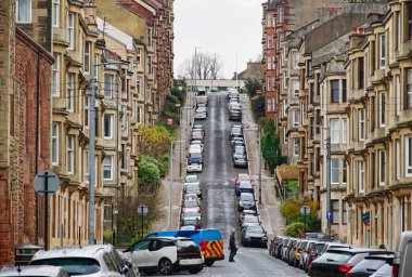 Yoğun yerleşim alanındaki dik tepedeki apartman daireleri
