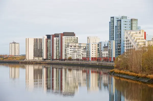 Glasgow Limanı İngiltere 'deki modern yüksek katlı daireler.