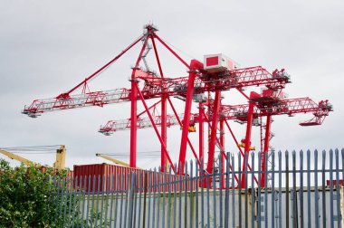 İngiltere 'deki konteynırlar için lojistik port terminalinde vinçler