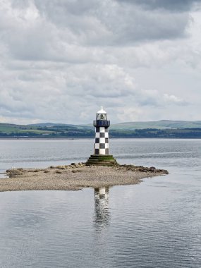 Siyah beyaz çek tasarımlı deniz feneri.