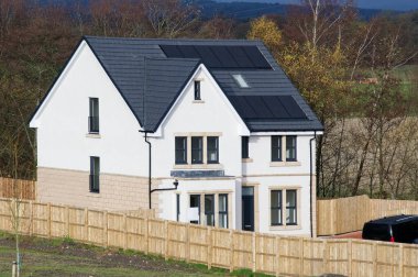 Yeni konut geliştirme İngiltere 'de ev çatılarına güneş panelleri kuruldu