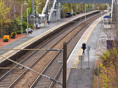 Glasgow, İskoçya, İngiltere, 8 Nisan 2024, Johnstone tren istasyonunda bekleyen yolcu