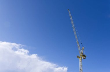 İngiltere inşaat alanında gökyüzü yüksekliğinde bir vinç.