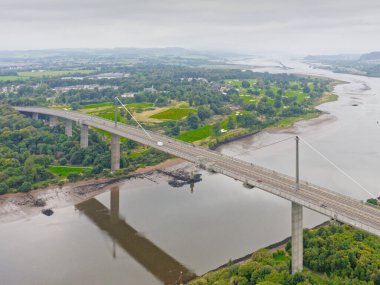 Erskine Köprüsü, Clyde Nehri üzerinde Renfrewshire 'ı Batı Dunbartonshire İngiltere' ye bağlıyor.