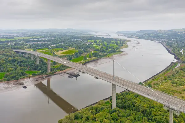 Erskine Köprüsü, Clyde Nehri üzerinde Renfrewshire 'ı Batı Dunbartonshire İngiltere' ye bağlıyor.