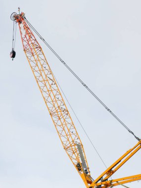 İngiltere inşaat alanında gökyüzü yüksekliğinde bir vinç.