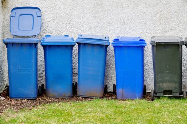 Wheelie, İngiltere açıklarında sığınma tahsilatı için sırada bekliyor.