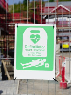 İnşaat alanı İngiltere 'de çitlere defibrilatör işareti.