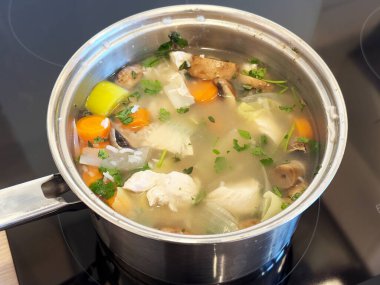 Feshly tavuk ve sebzeli çorba yaptı.