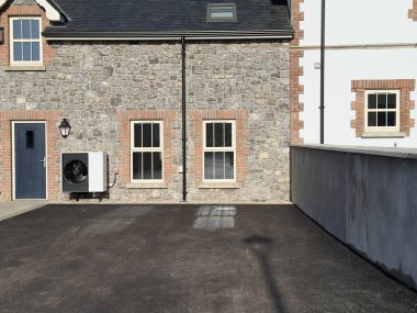 Modern İngiltere evini ısıtmak ve soğutmak için ısı pompası yoğunlaştırıcı üniteleri