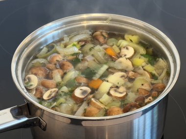 Feshly tavuk ve sebzeli çorba yaptı.